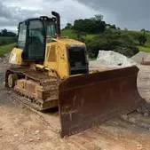 Trator de Esteira com Lâmina Frontal e Cabine Fechada