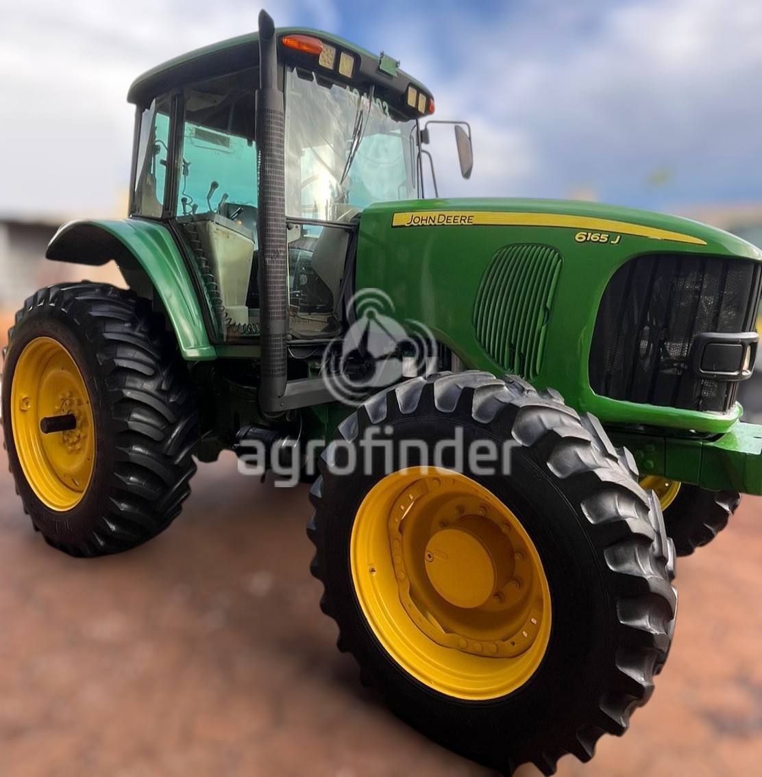Trator John Deere 6165 J
Ano 2012