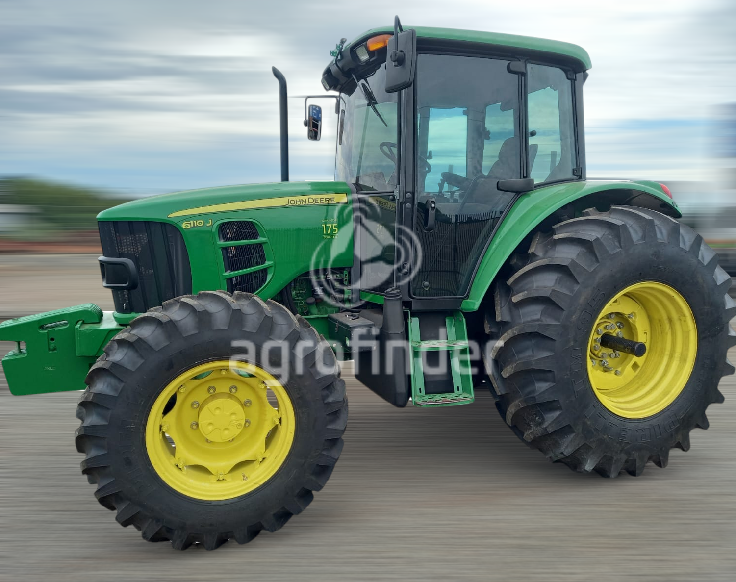 Trator John Deere 6110 J
Ano 2012