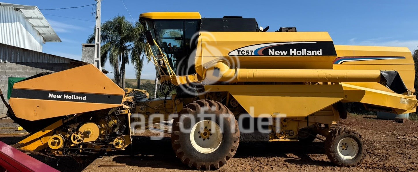 Colheitadeira de grão New Holland TC 57
Ano 2004