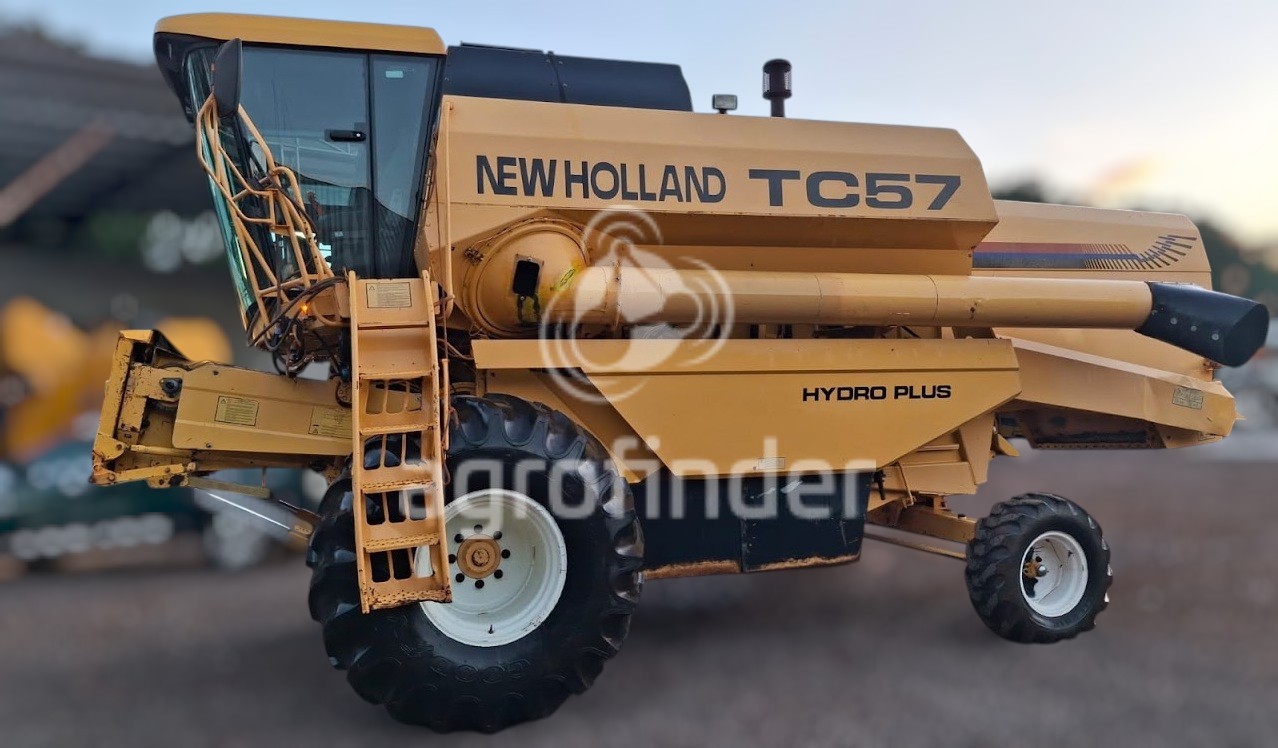 Colheitadeira de grão New Holland TC 57 
 Ano 2003
