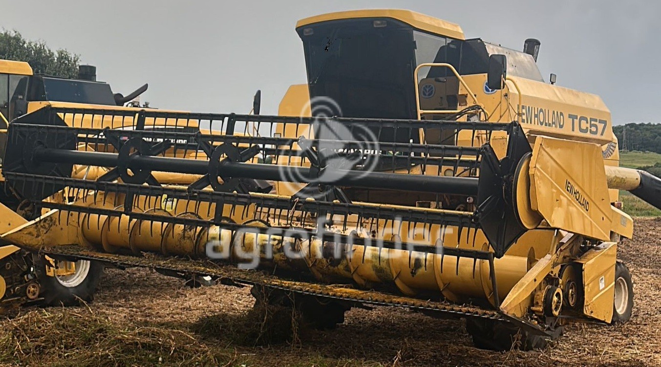 Colheitadeira de grão New Holland TC 57 
 Ano 2002