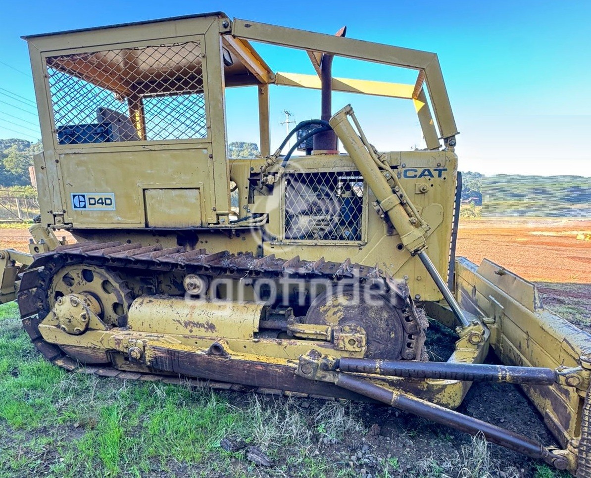 Trator de Esteira Caterpillar D4 
 Ano 1979