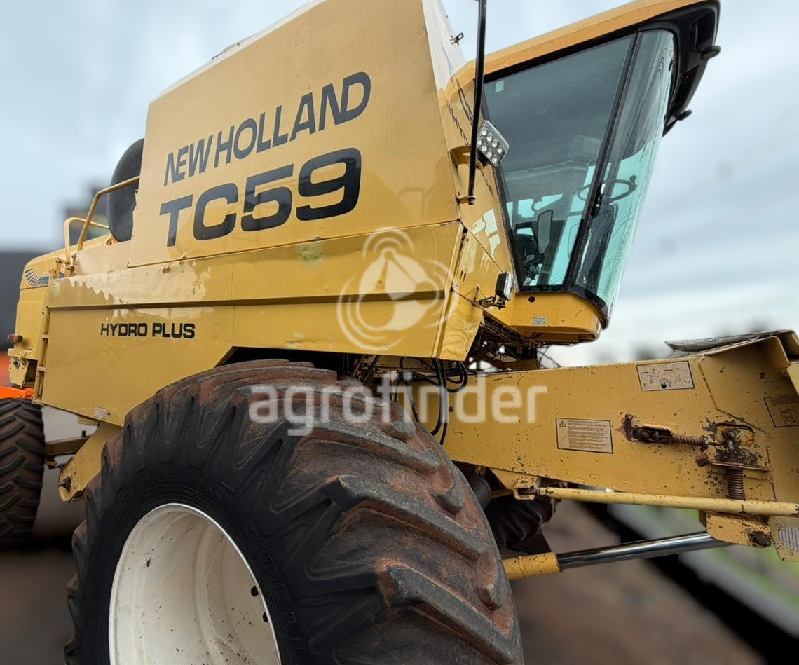Colheitadeira de grão New Holland TC 59 
 Ano 2000