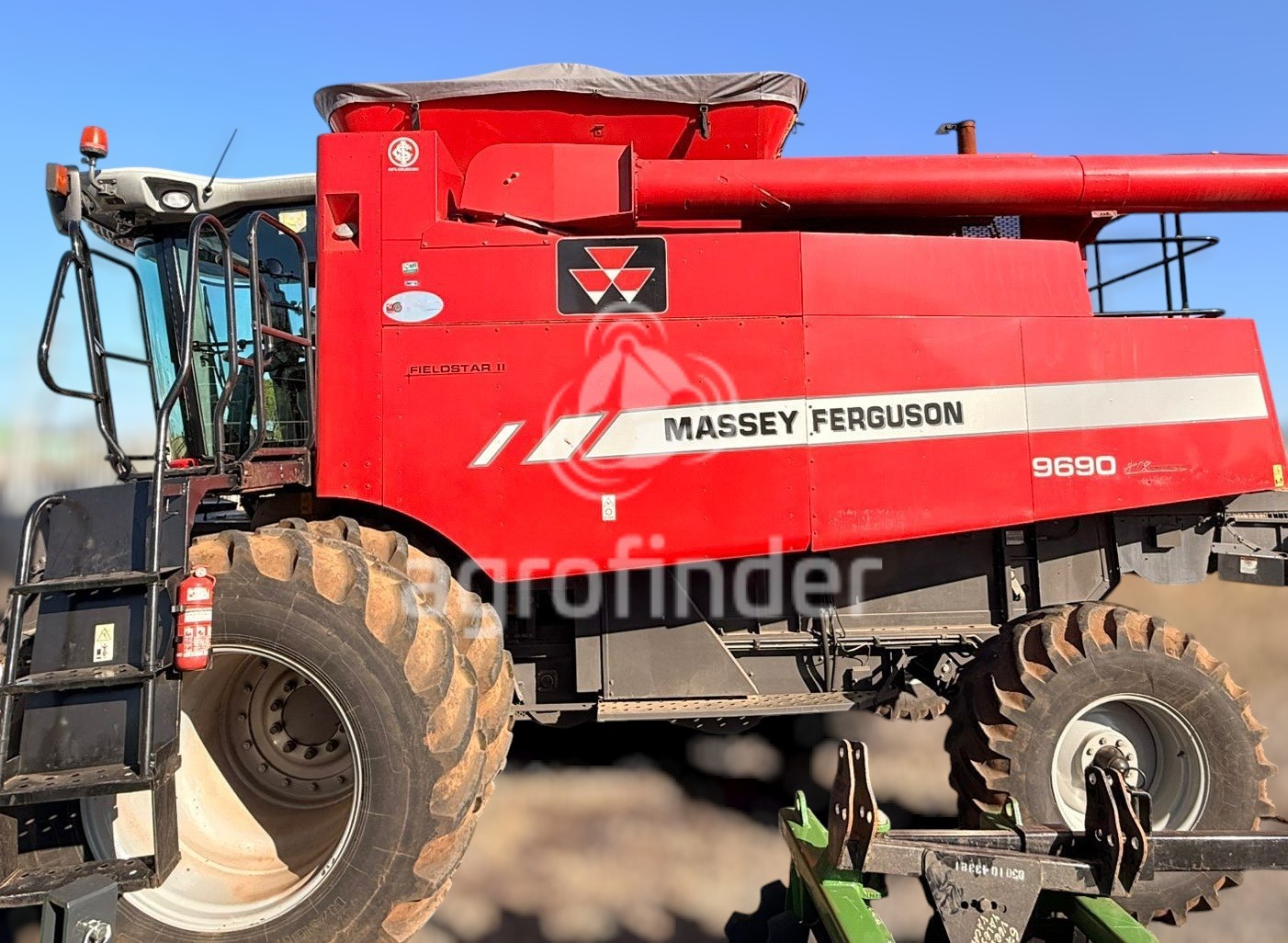 Colheitadeira de grão Massey Ferguson 9690
Ano 2011