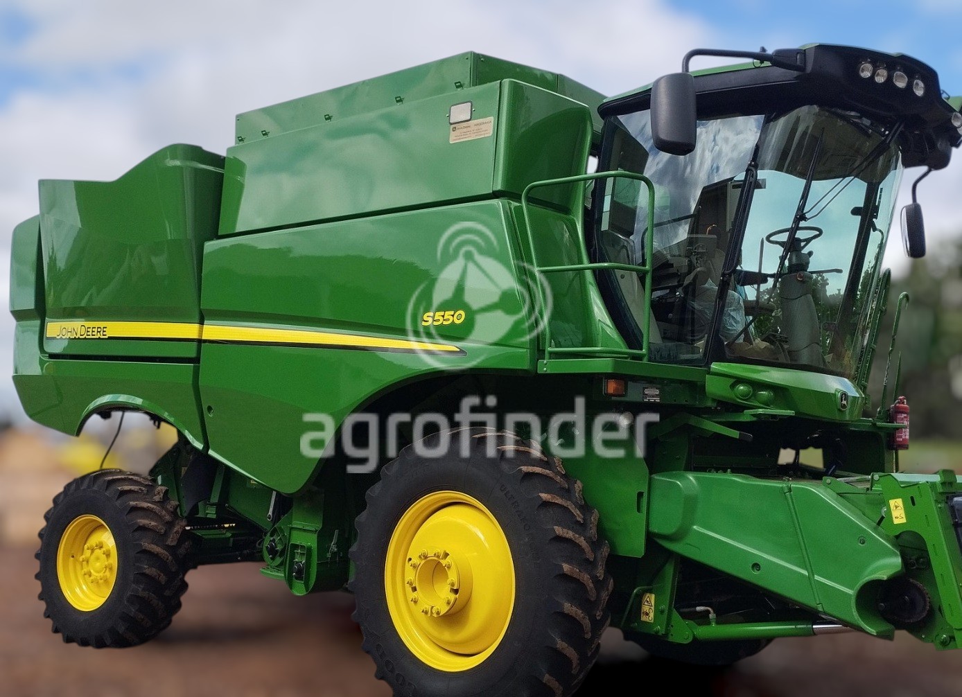 Colheitadeira de grão John Deere S550 
 Ano 2015