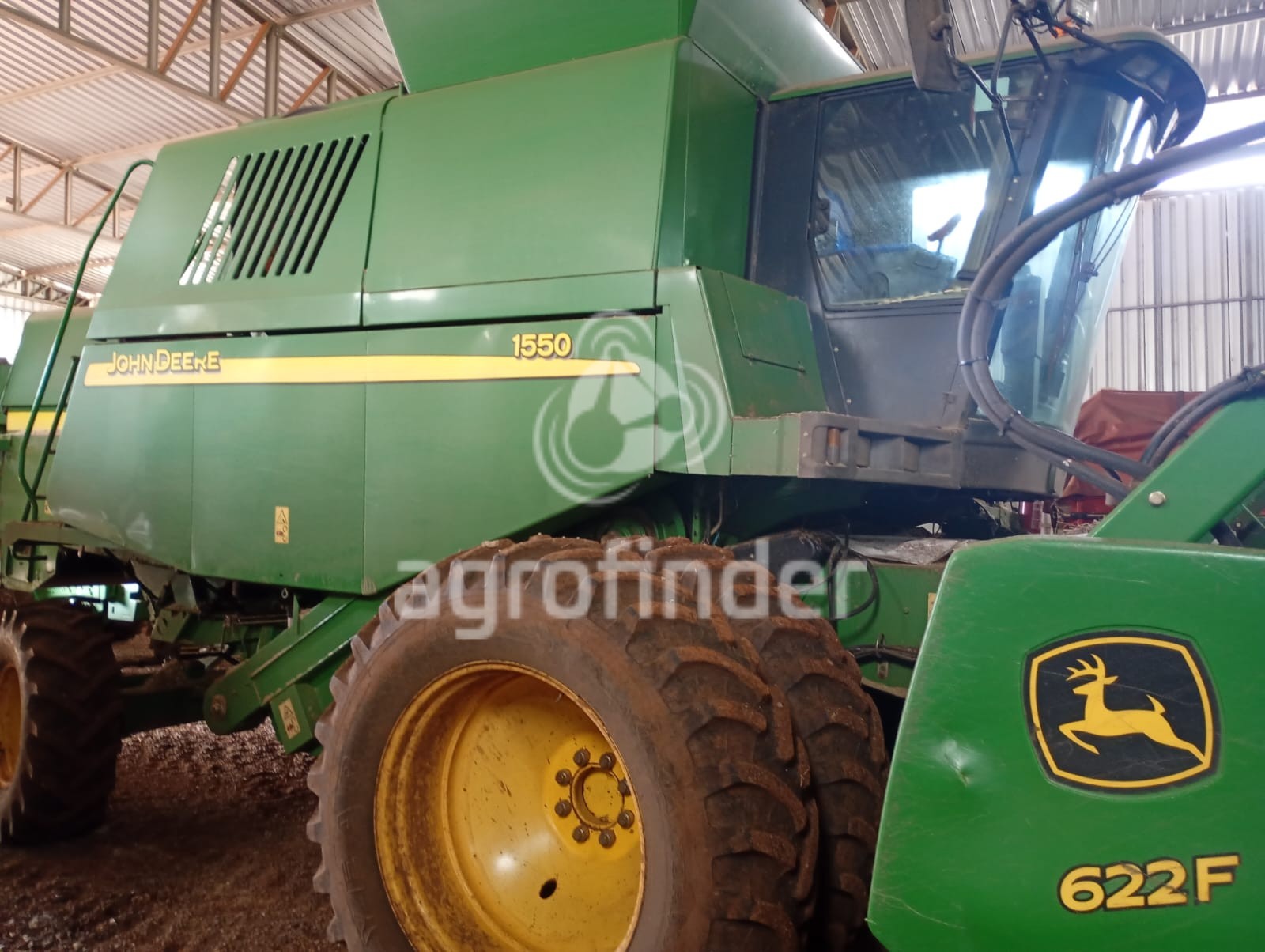 Colheitadeira de grão John Deere 1550 
 Ano 2010