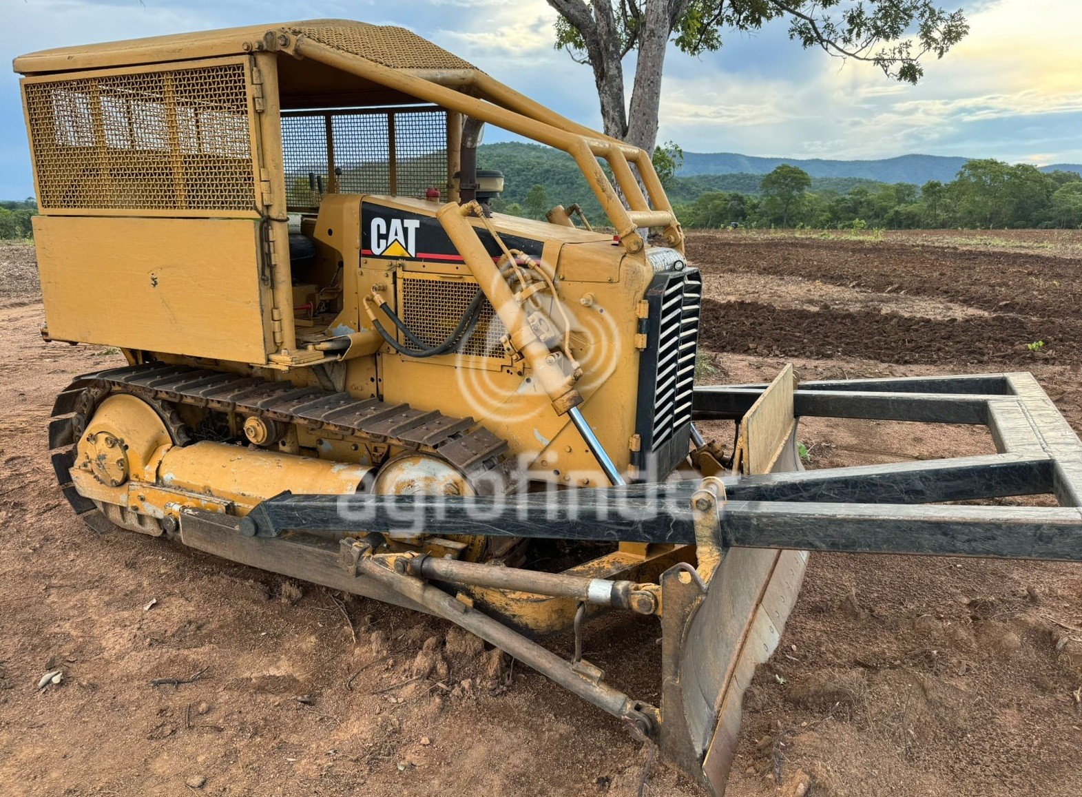 Trator de Esteira Caterpillar D4 
 Ano 1980