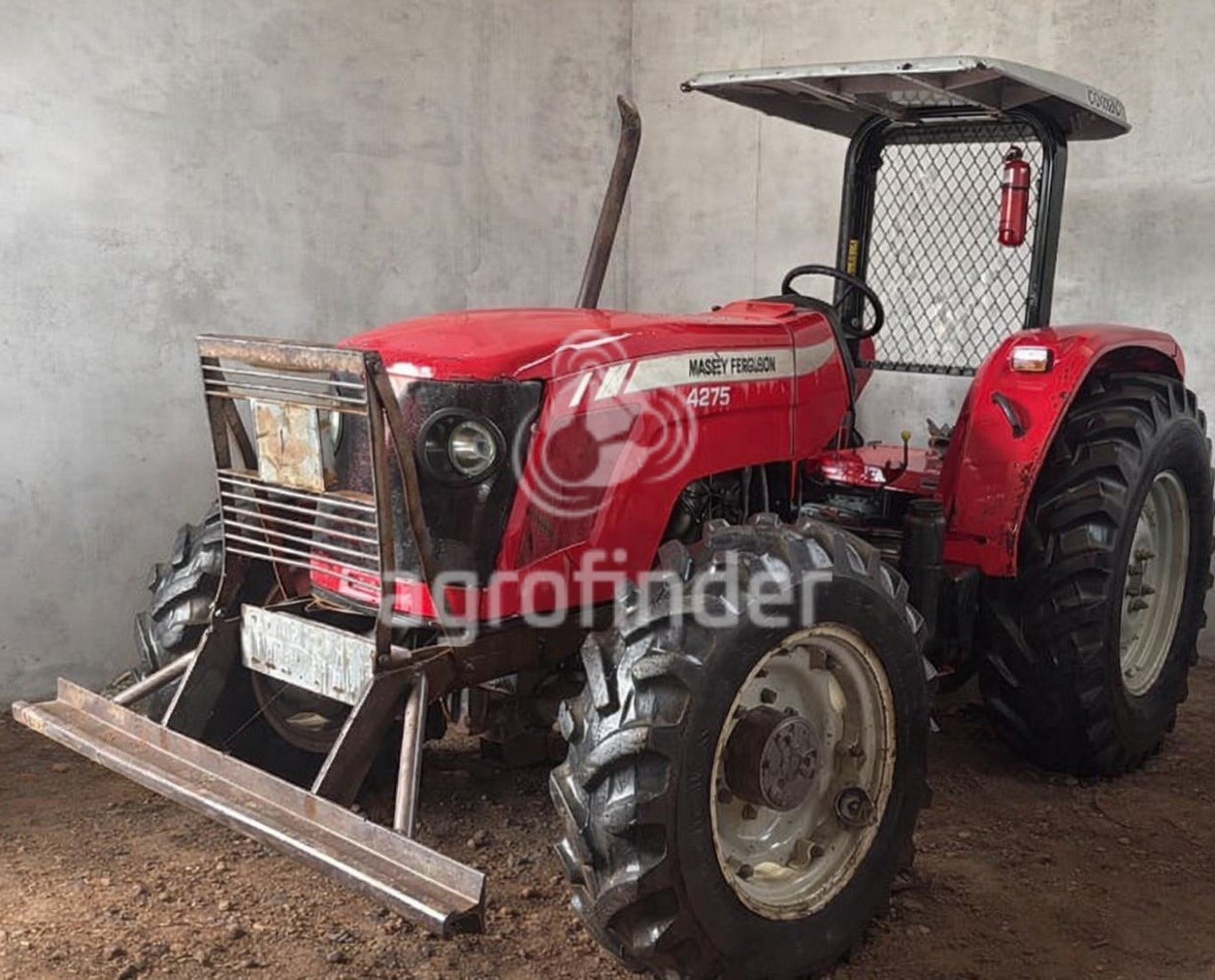 Trator Massey Ferguson 4275
Ano 2008