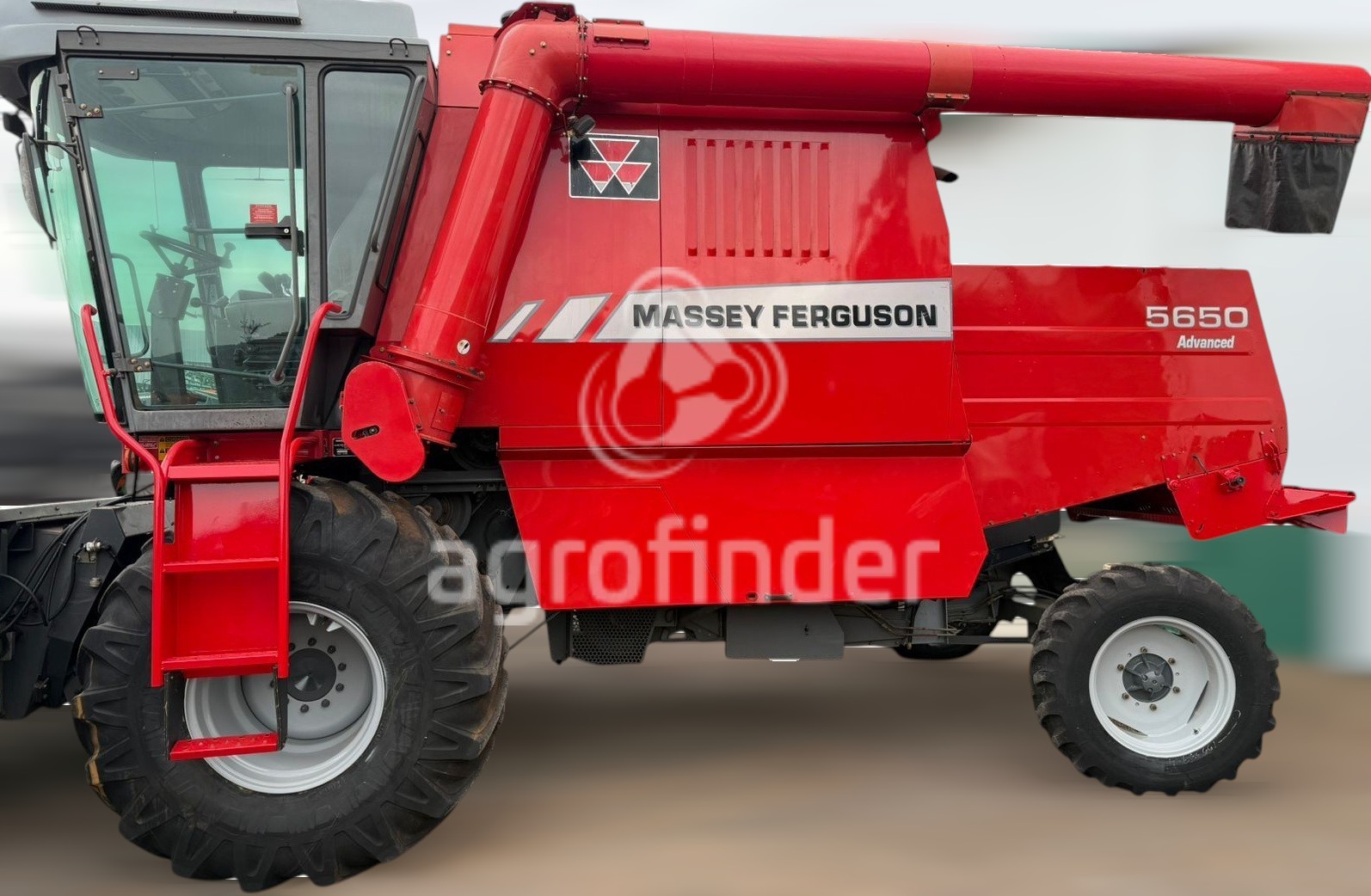 Colheitadeira de grão Massey Ferguson 5650 
 Ano 2008
