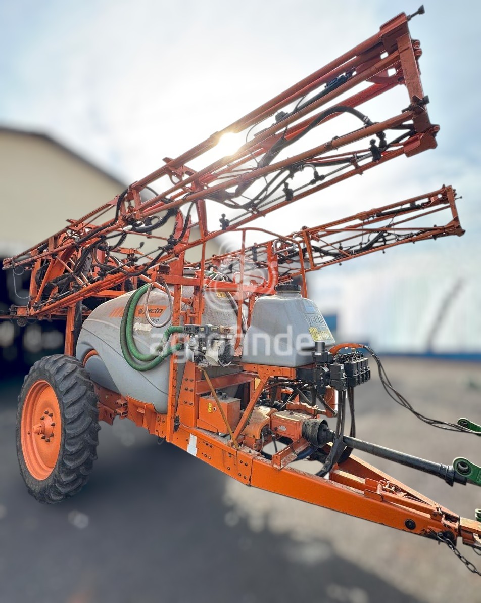 Pulverizador de Arrasto Jacto Advance 3000 
 Ano 2012