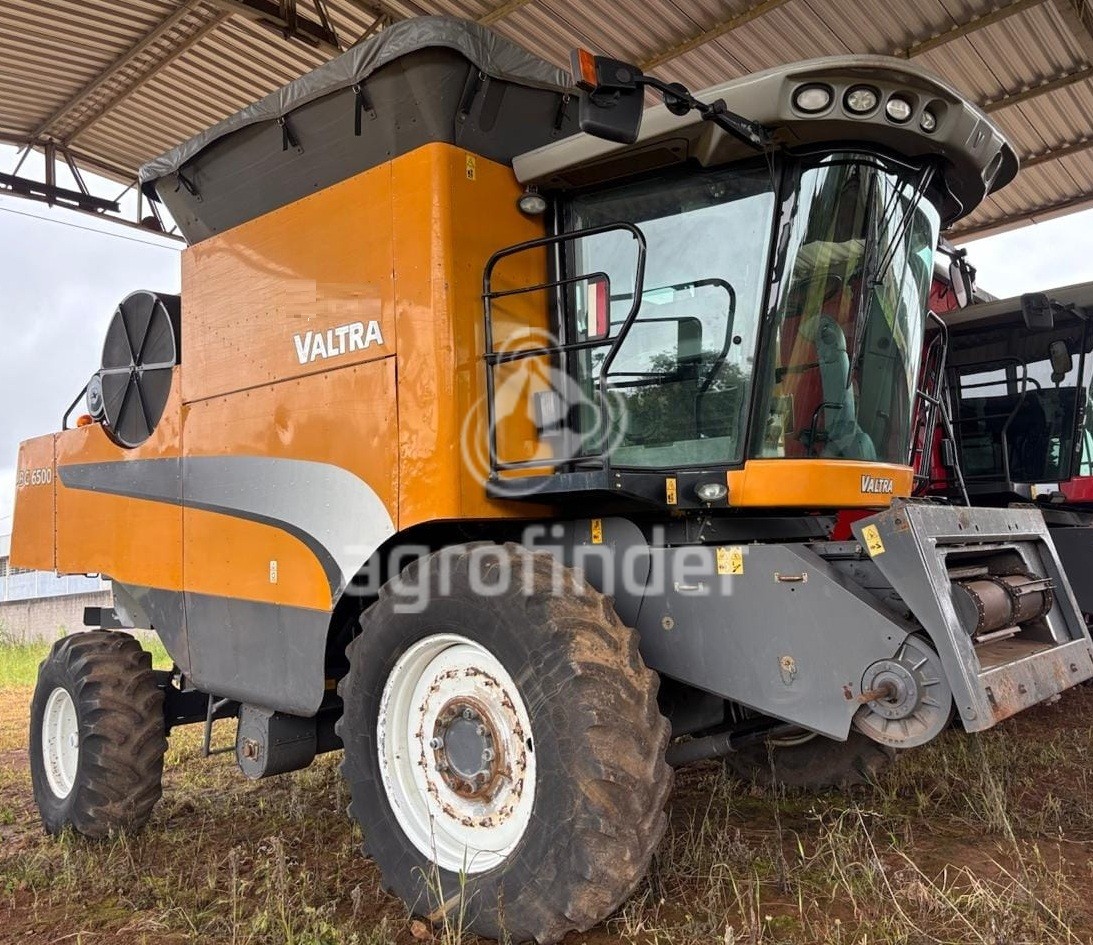 Colheitadeira de grão Valtra BC 6500
Ano 2011