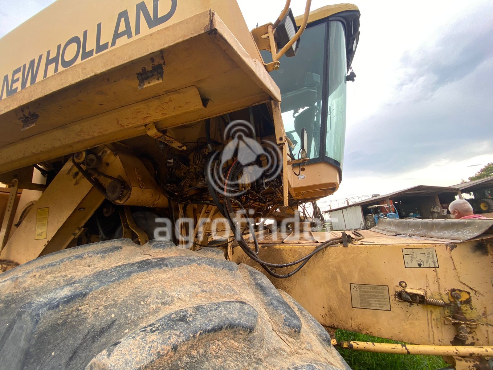 Colheitadeira de grão New Holland TC 59 
 Ano 2003