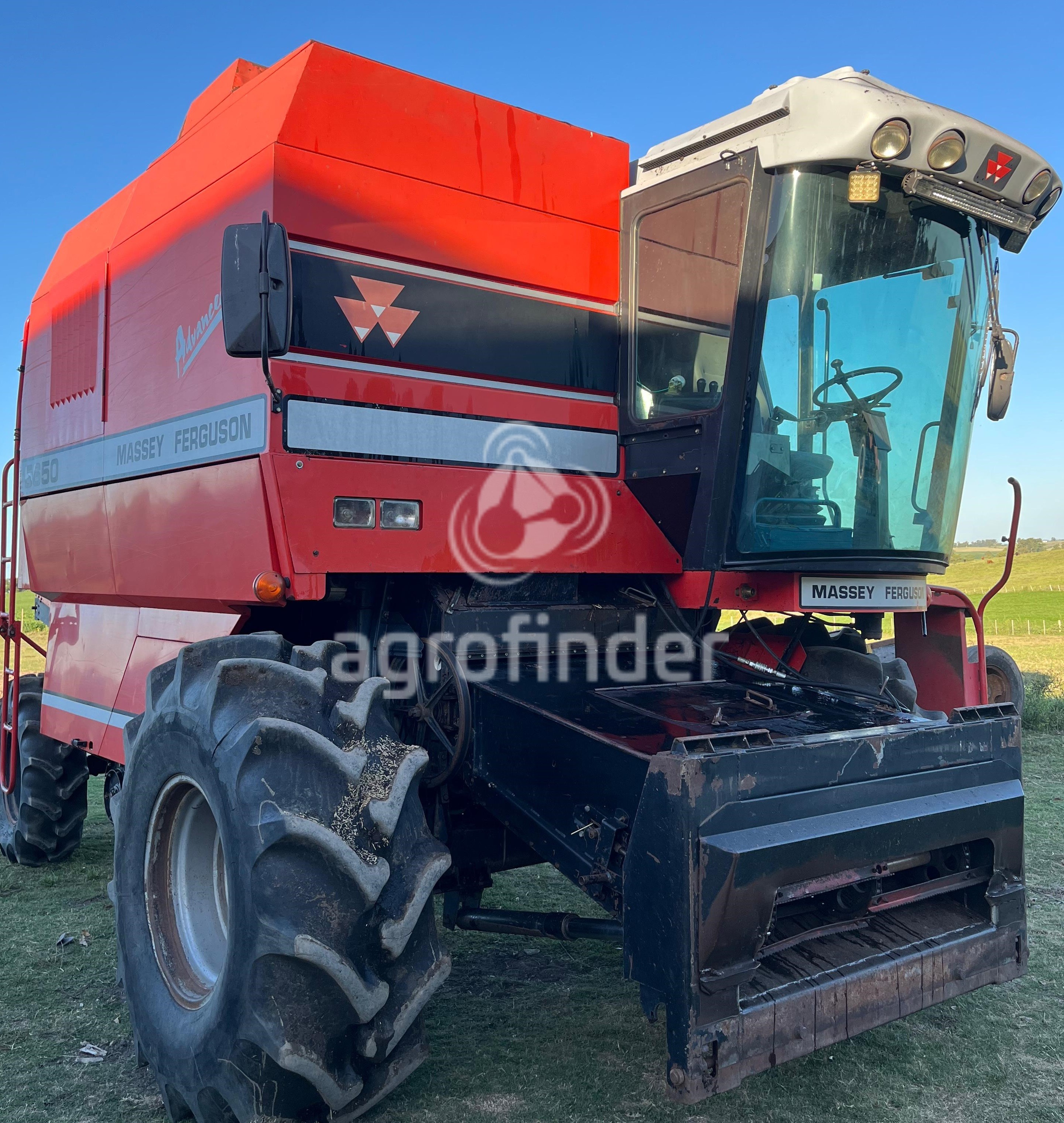 Colheitadeira de grão Massey Ferguson 5650 
 Ano 2004