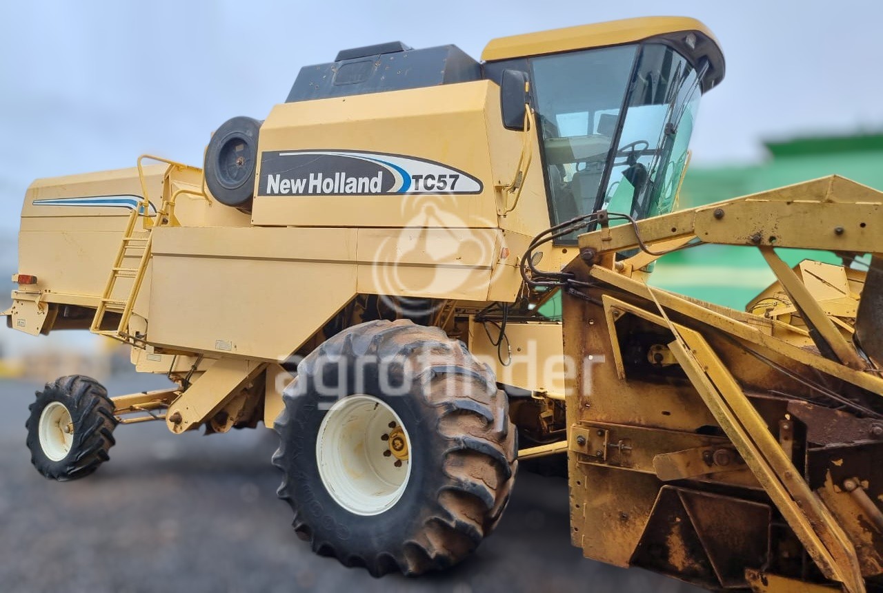 Colheitadeira de grão New Holland TC 57 
 Ano 2005