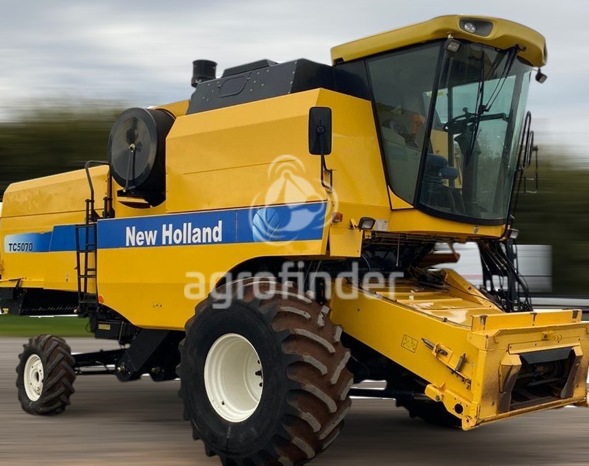 Colheitadeira de grão New Holland TC 5070 
 Ano 2012