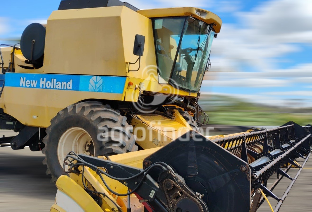 Colheitadeira de grão New Holland TC 5090 
 Ano 2008