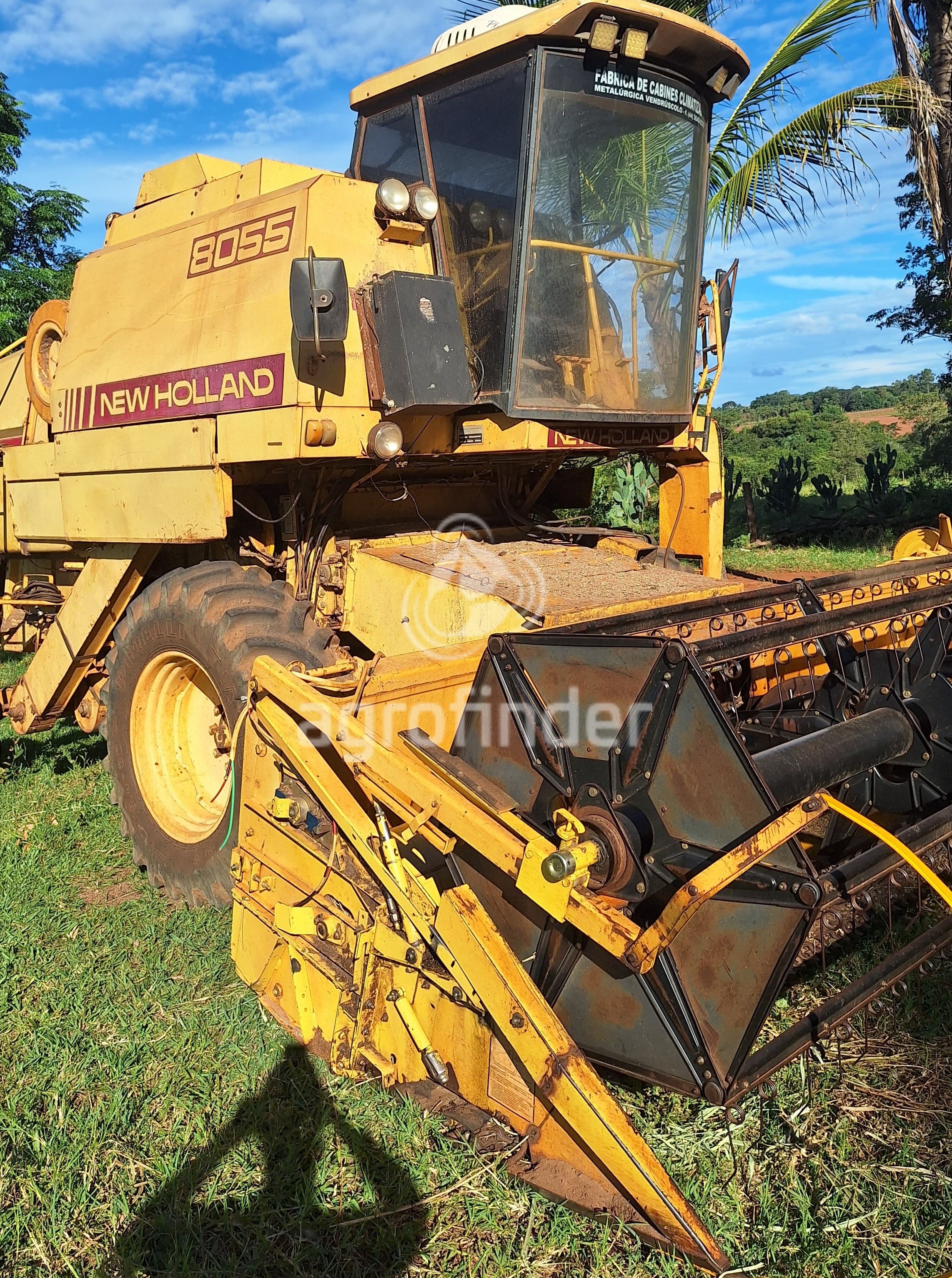 Colheitadeira de grão New Holland 8055
Ano 1989