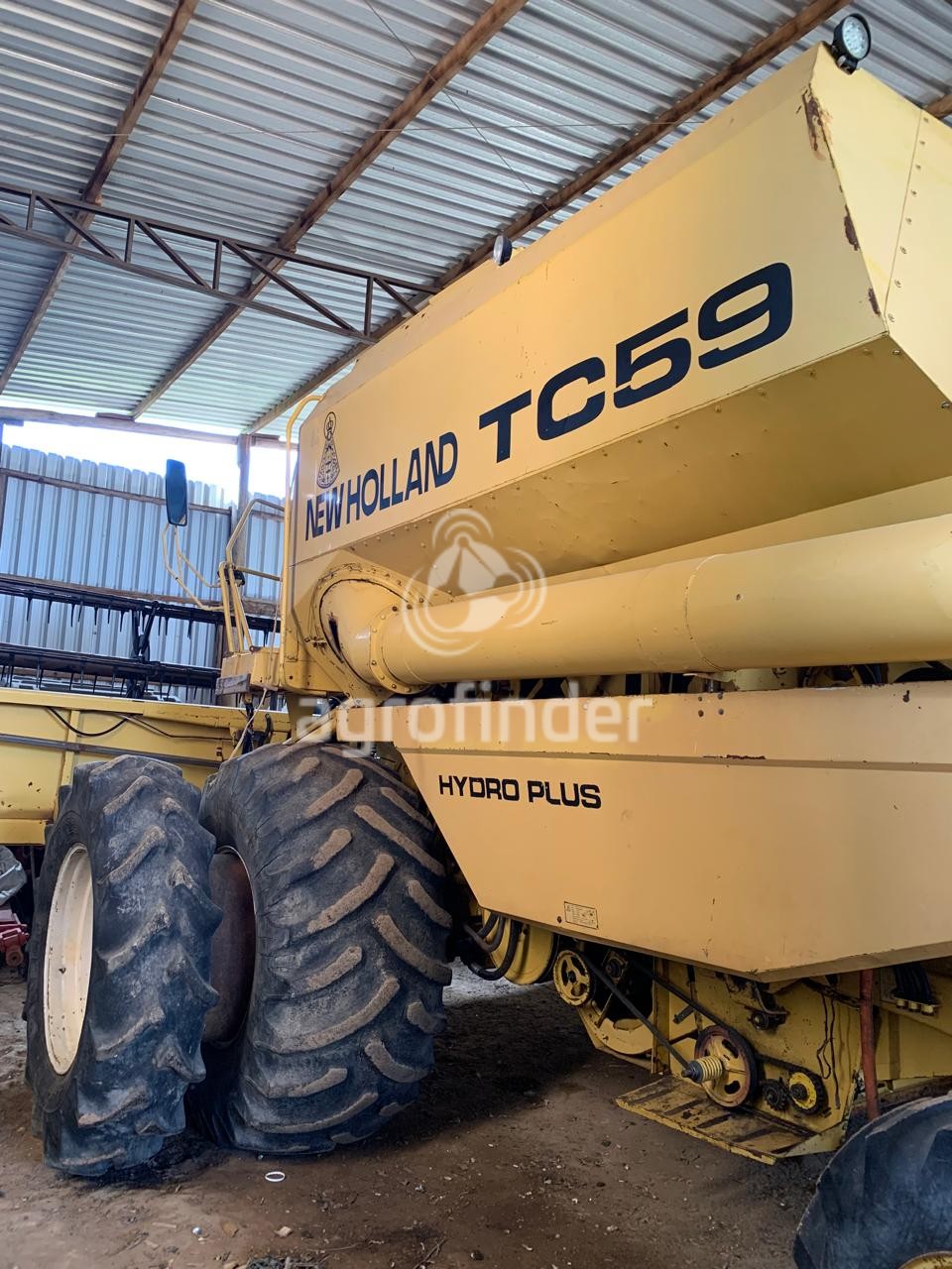 Colheitadeira de grão New Holland TC 59 
 Ano 2001