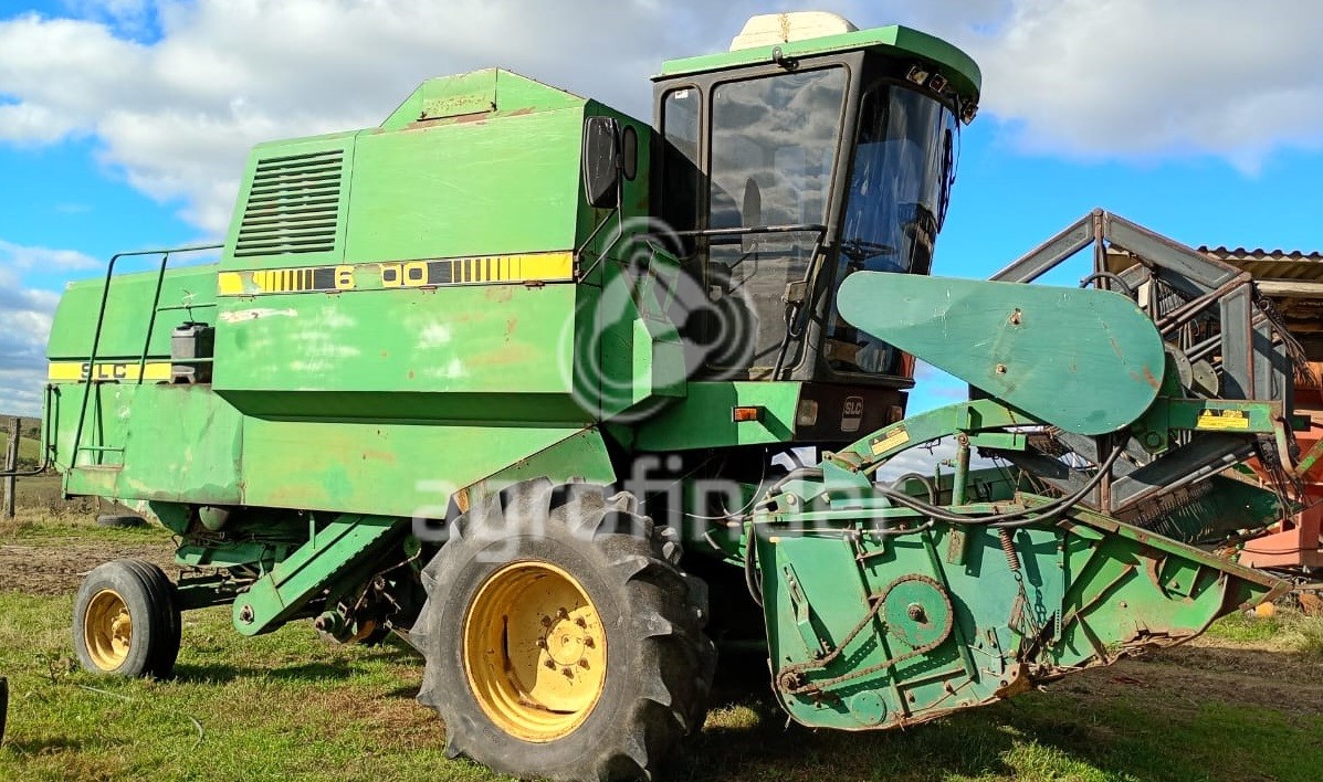 Colheitadeira de grão SLC 6200 
 Ano 1989