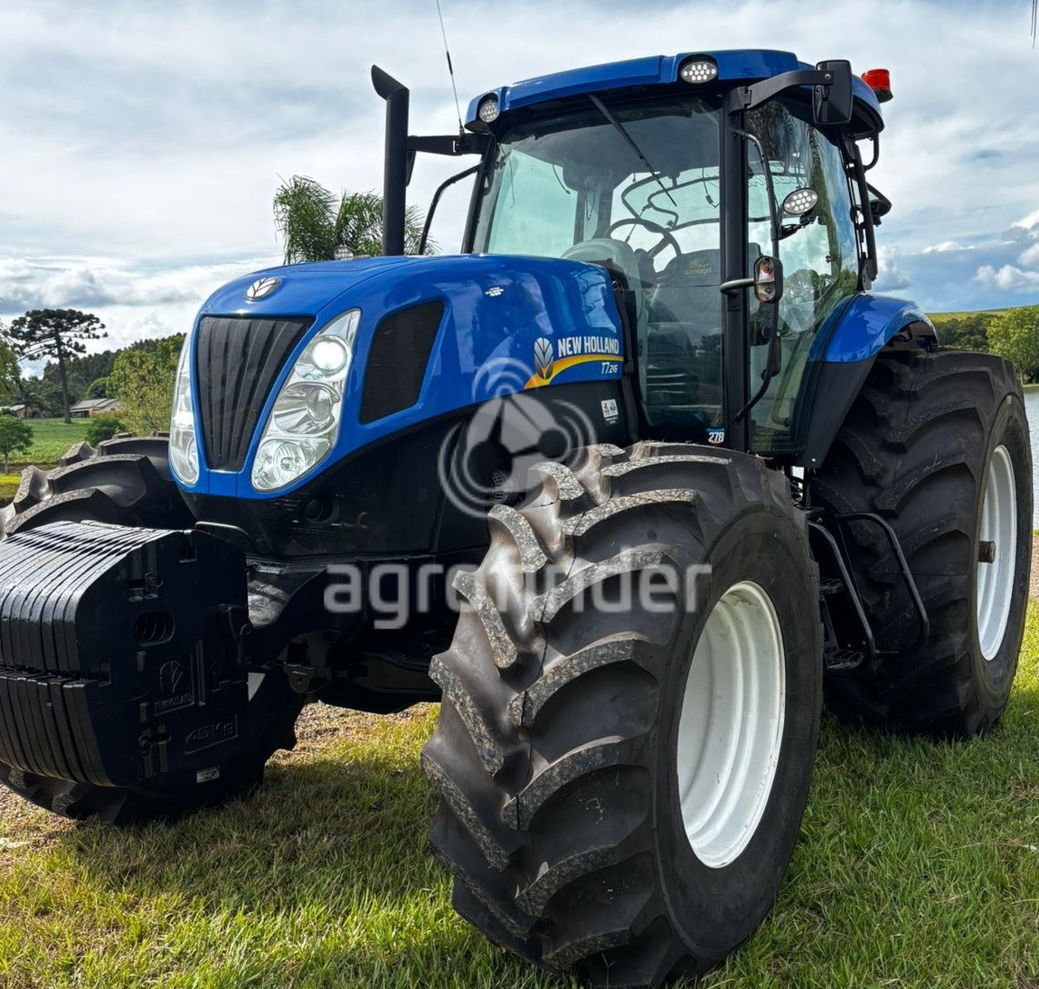 Trator New Holland TM 7040 
 Ano 2011