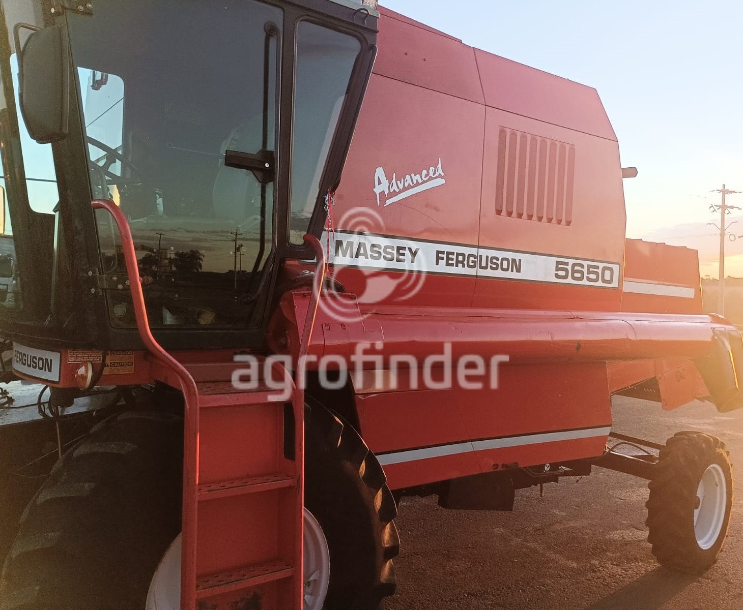 Colheitadeira de grão Massey Ferguson 5650 
 Ano 2003
