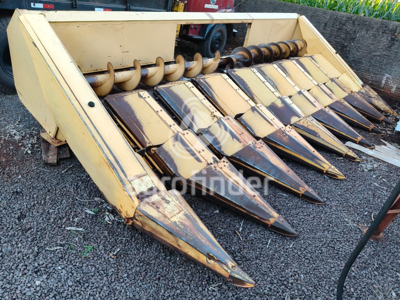 Plataforma de Milho New Holland 8 linhas 
 Ano 2004