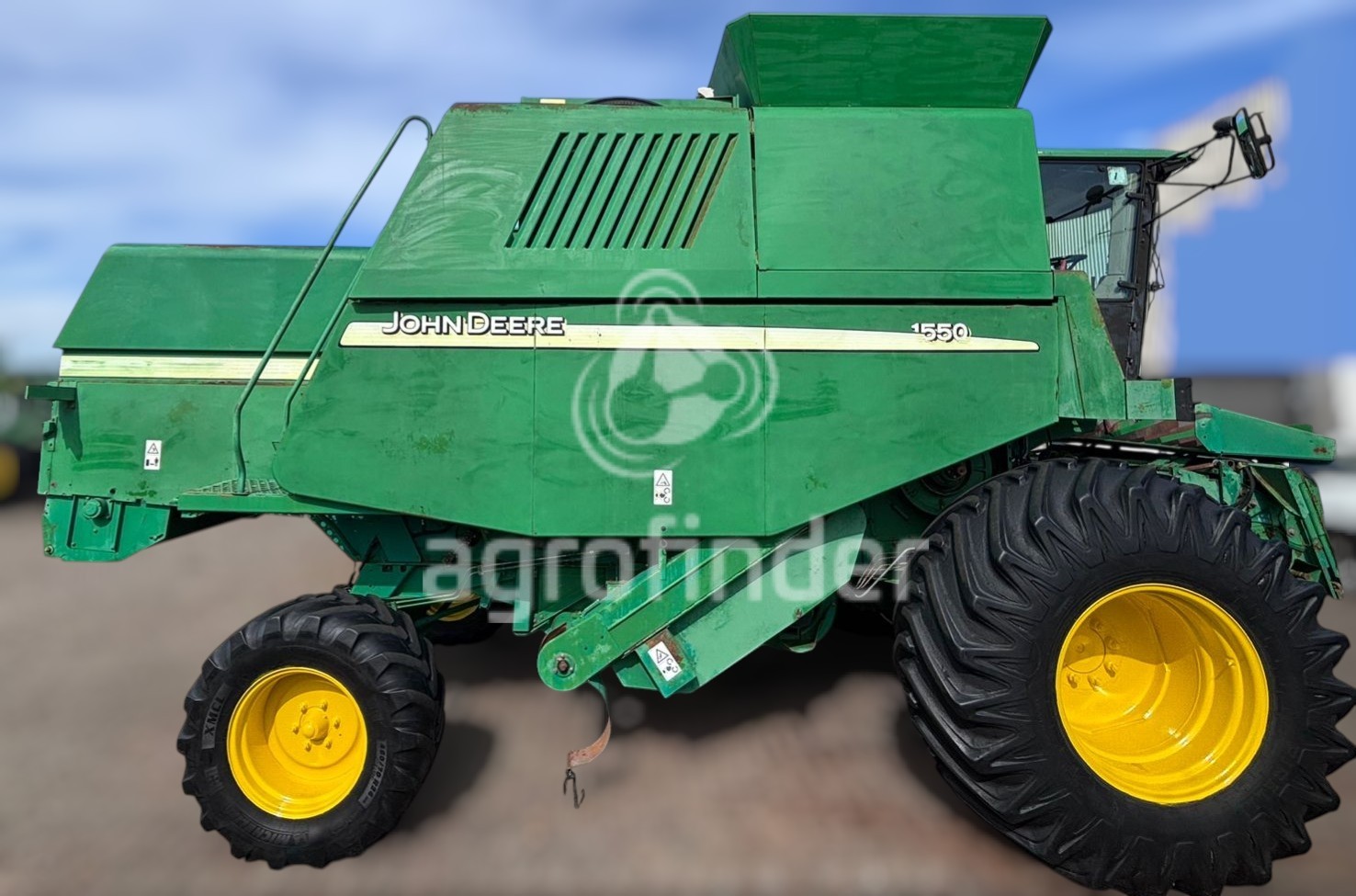 Colheitadeira de grão John Deere 1550 
 Ano 2004