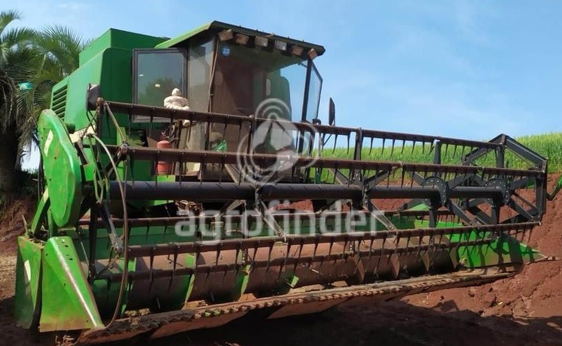 Colheitadeira de grão John Deere 1175
Ano 1999