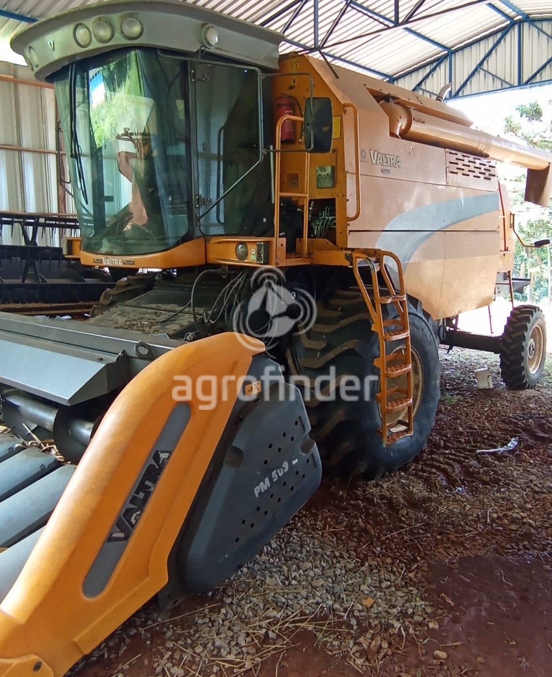 Colheitadeira de grão Valtra BC 4500 
 Ano 2010