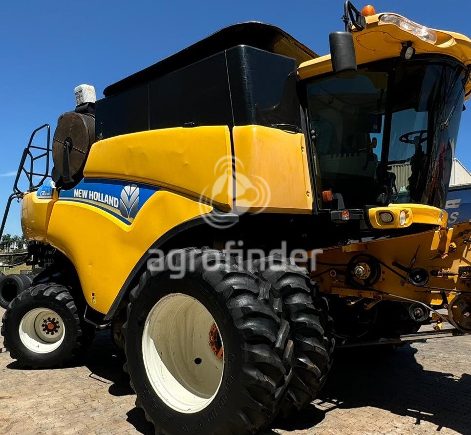 Colheitadeira de grão New Holland CR 6080 
 Ano 2014
