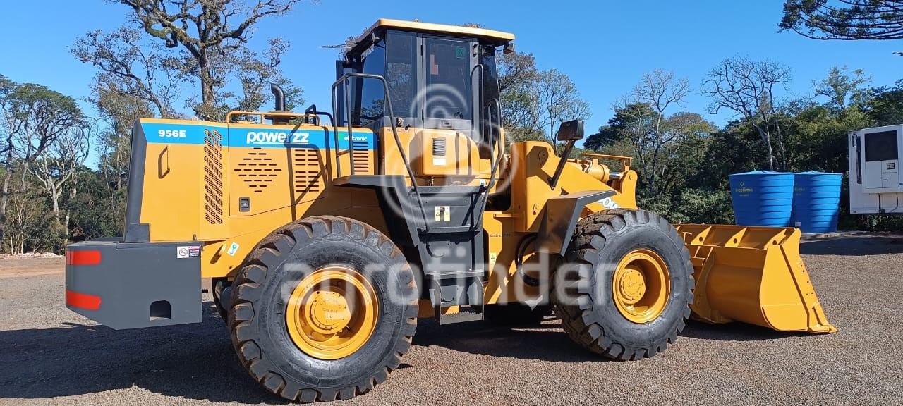 Pá Carregadeira Powerzz 956E 
 Ano 2018