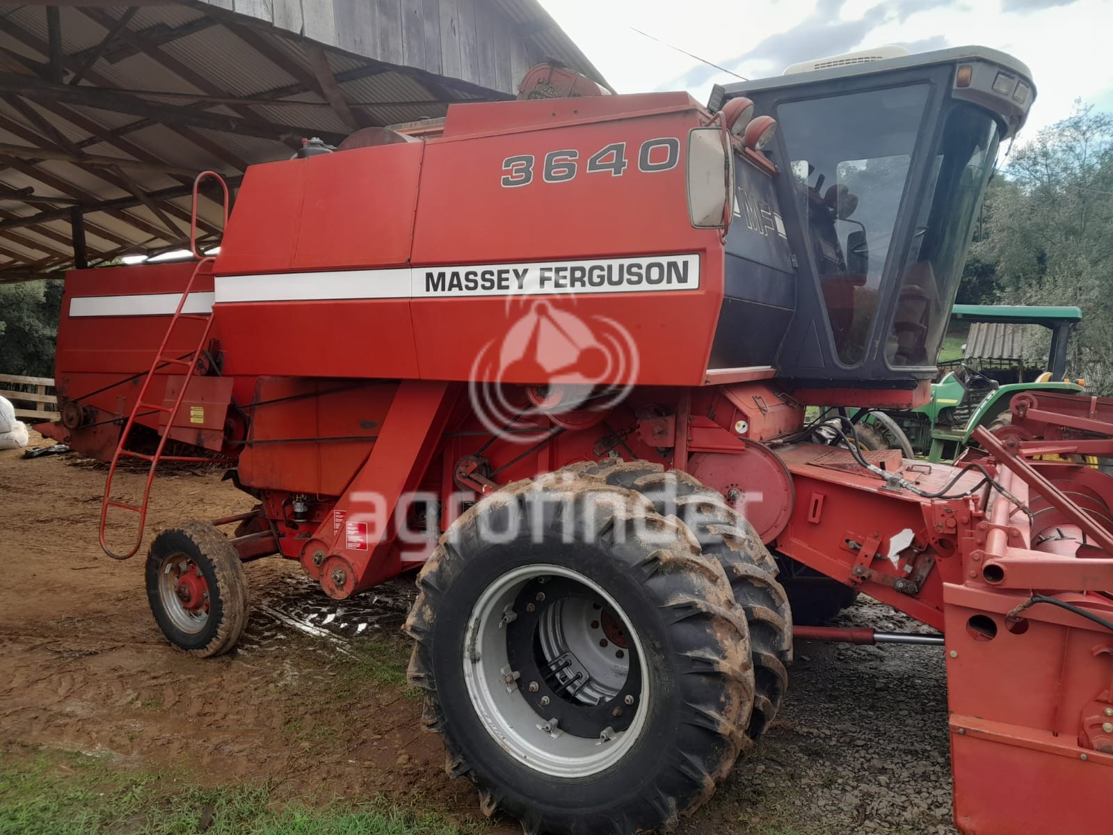 Colheitadeira de grão Massey Ferguson 3640
Ano 1985