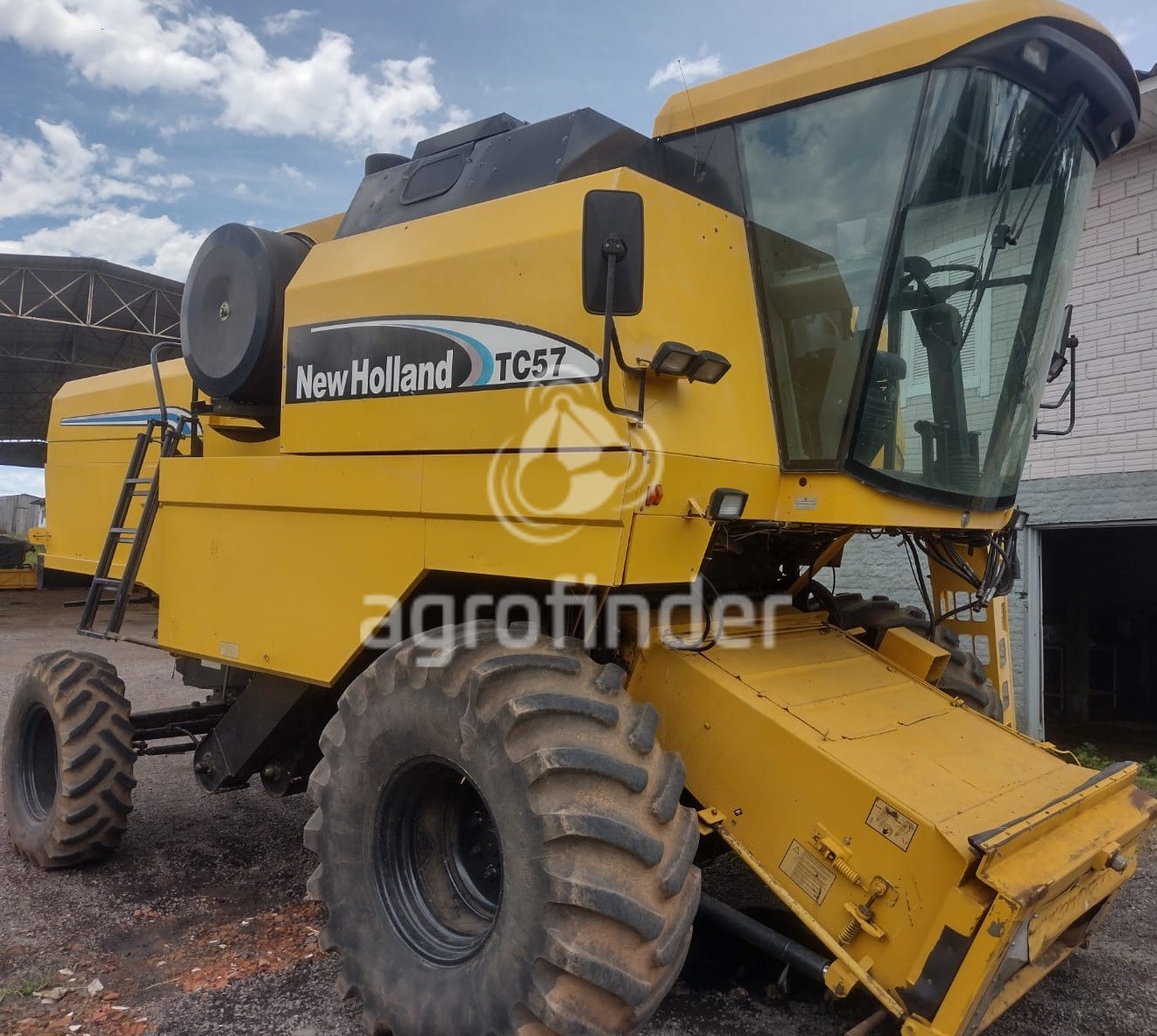 Colheitadeira de grão New Holland TC 57
Ano 2008