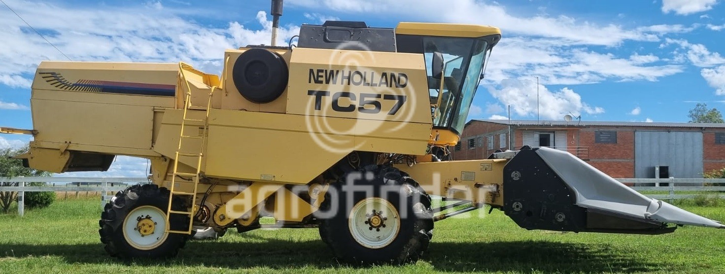 Colheitadeira de grão New Holland TC 57 
 Ano 2002