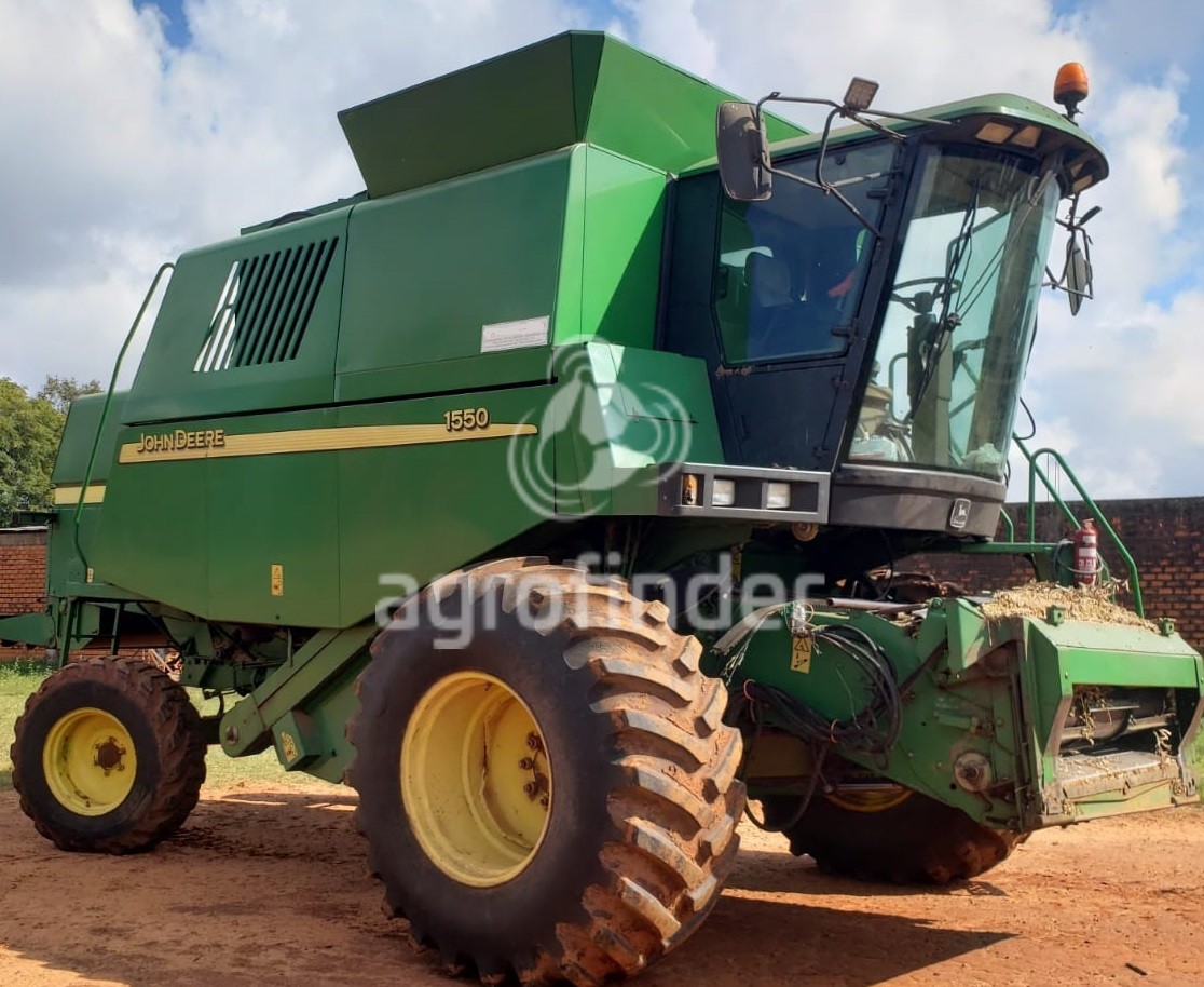 Colheitadeira de grão John Deere 1550
Ano 2001