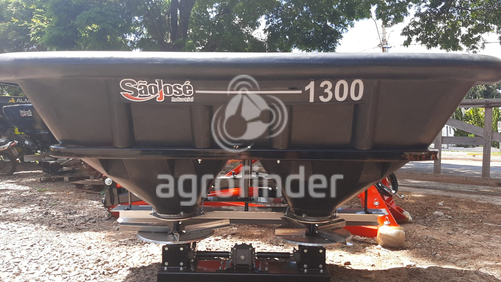 Distribuidor de Fertilizante Sólido São José DSD 1300 H
Ano 2022