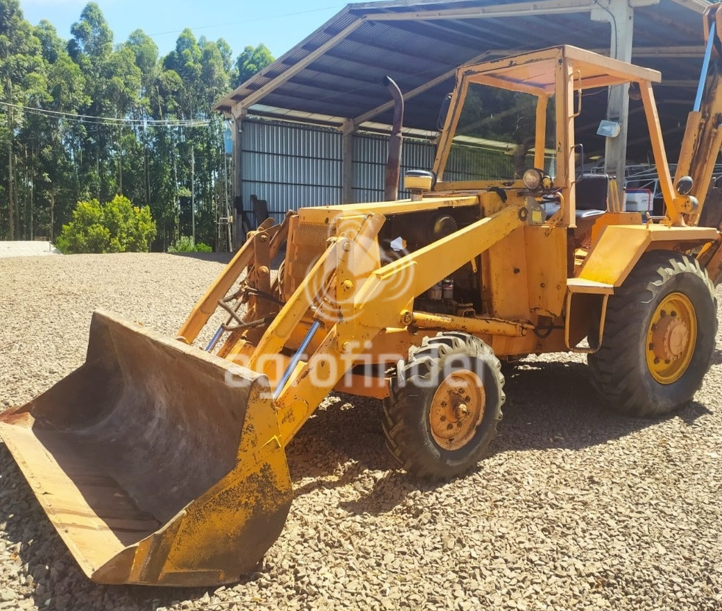 Retroescavadeira Case 580 N 
 Ano 1992