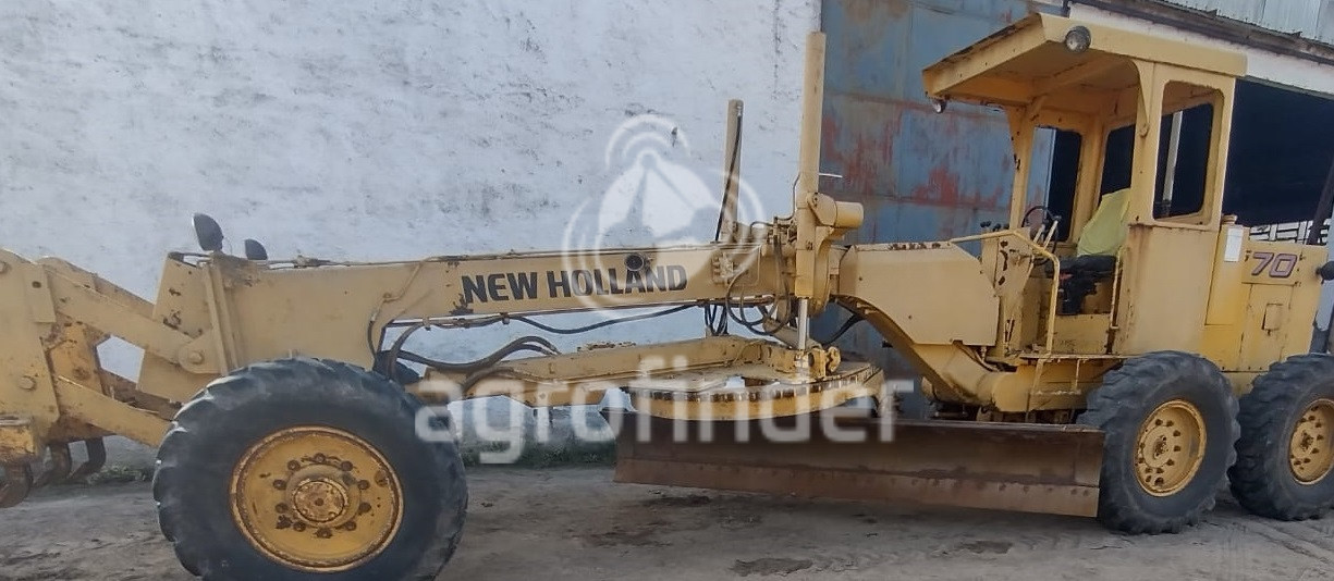 Motoniveladora New Holland FG 70 
 Ano 1983