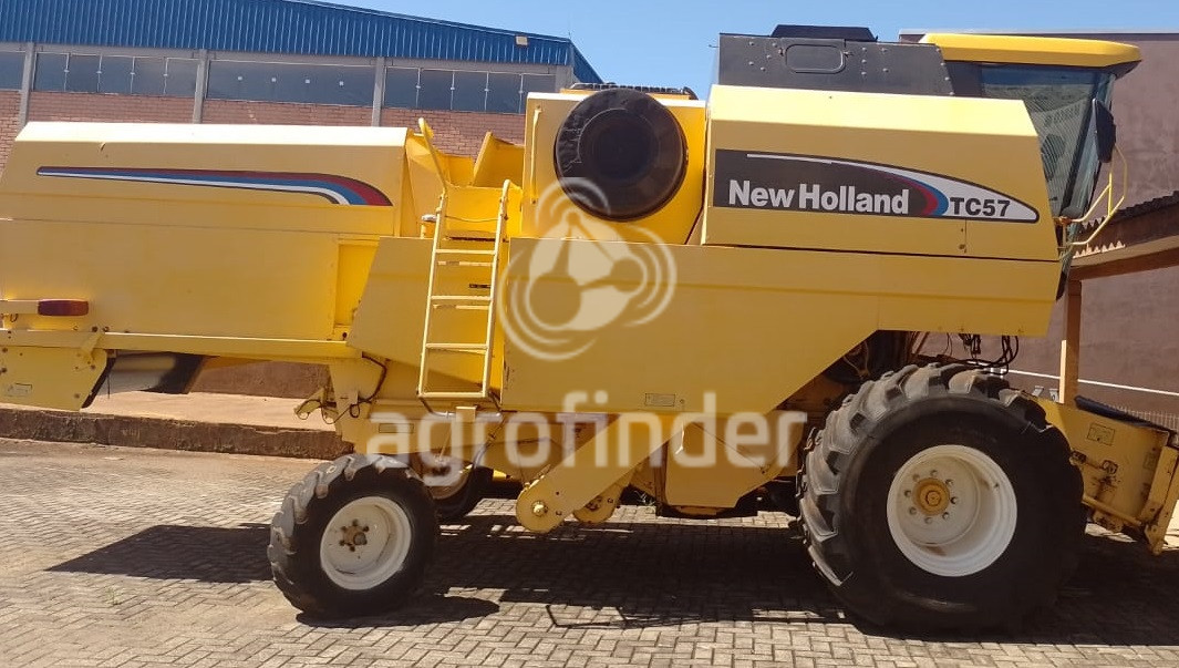 Colheitadeira de grão New Holland TC 57 
 Ano 2005
