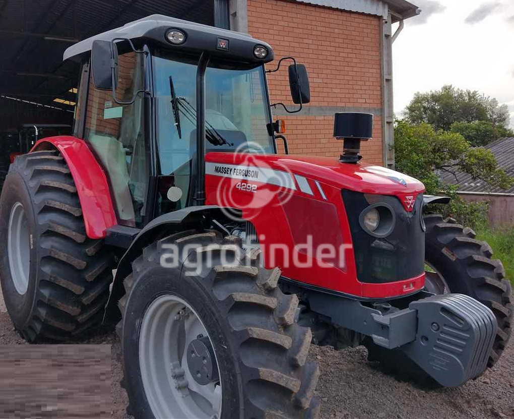 Trator de roda Massey Ferguson 4292
Ano 2013