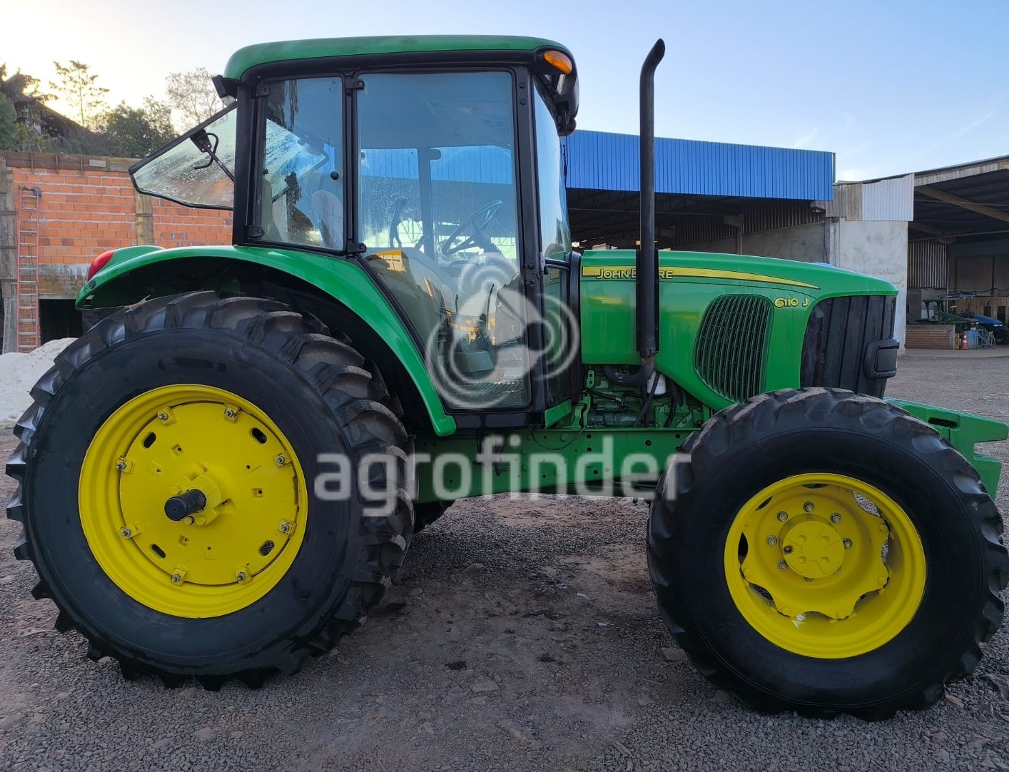 Trator John Deere 6110 J
Ano 2012