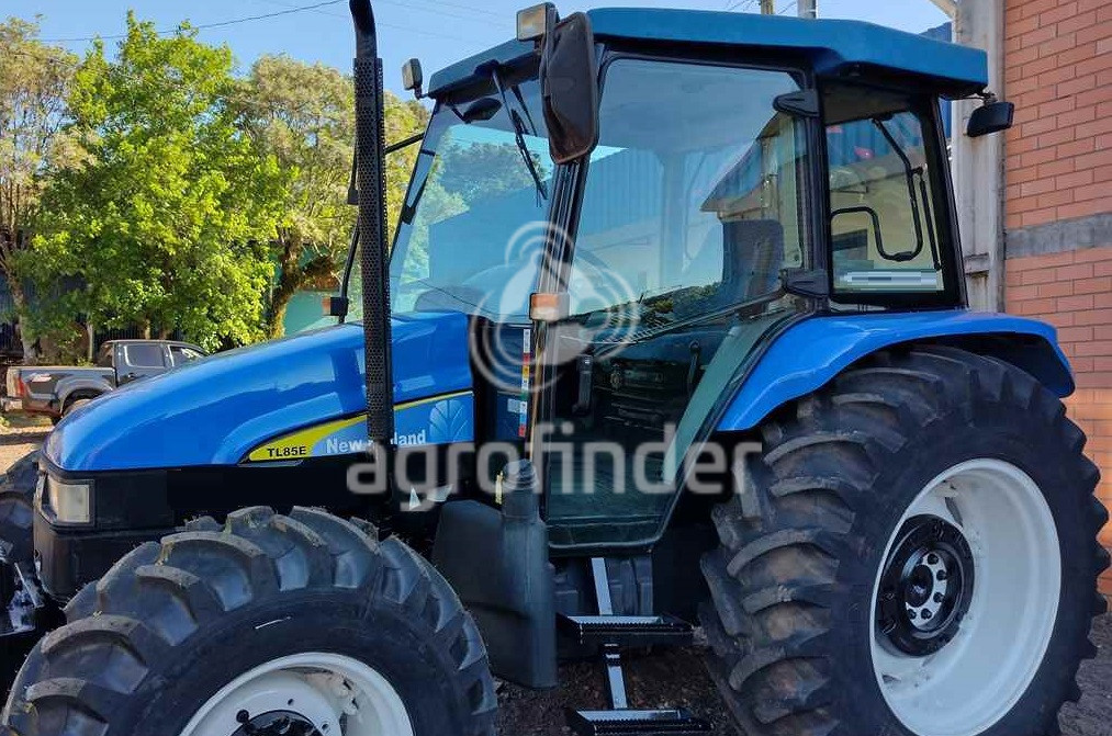Trator de roda New Holland TL 85 E
Ano 2012