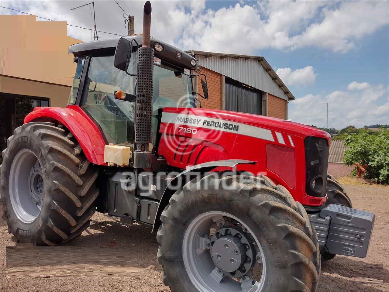 Trator de roda Massey Ferguson 7180
Ano 2013